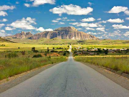 En väg sträcker sig långt framåt mot ett berg. Din resa till Madagaskar kan innehålla detta.
