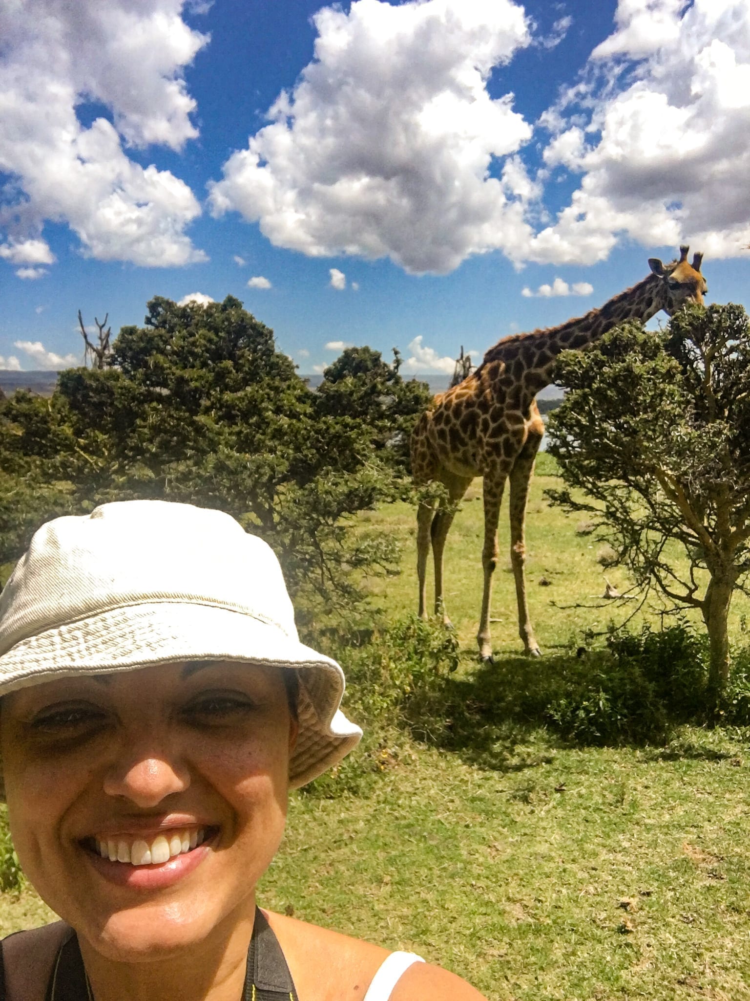 Dröm nu - res sen! Tina Sayed Nestius framför en giraff vill att du drömmer nu genom att boka en gratis resekonsultation med henne