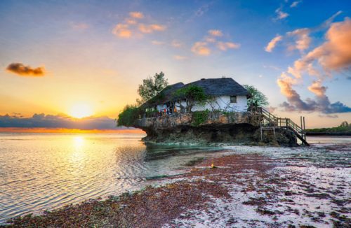 The Rock restaurant ligger bokstavligen på en sten i havet. Här med en fin soluppgång i bakgrunden, ett måste under din resa till Zanzibar.