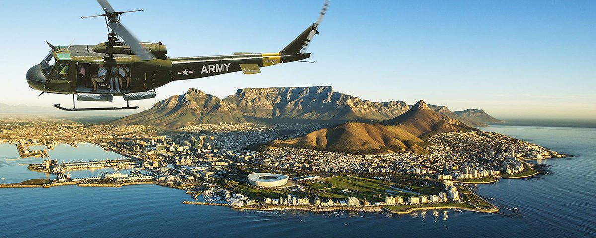 en helikopter cirkulerar runt Taffelberget och Kapstaden. Nu när UD avrådan Afrika hävs är detta möjligt att göra igen.