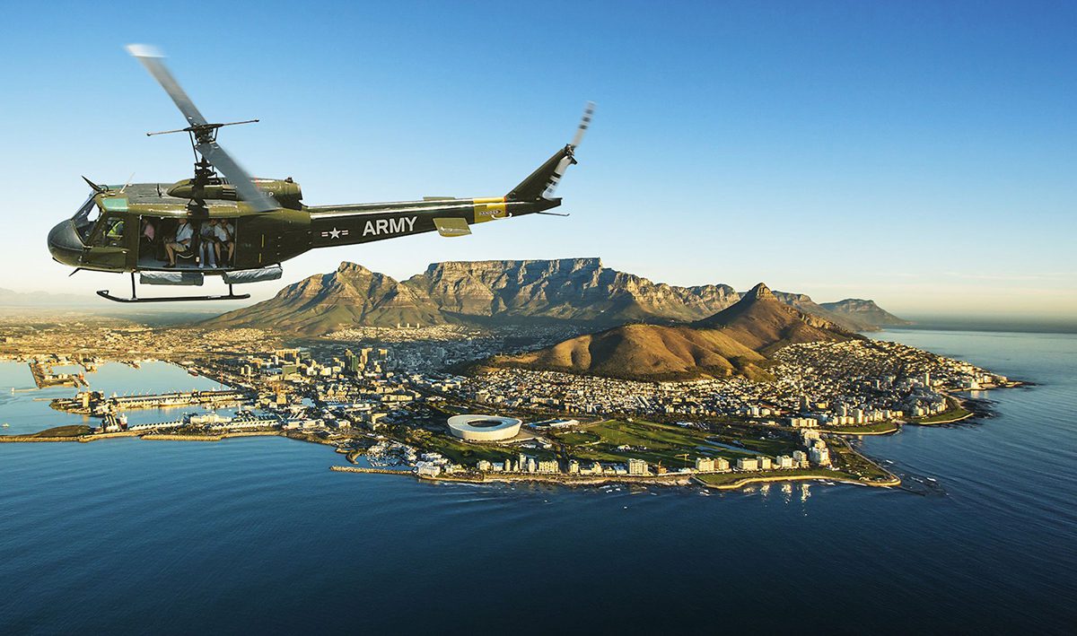 en helikopter cirkulerar runt Taffelberget och Kapstaden. Nu när UD avrådan Afrika hävs är detta möjligt att göra igen.