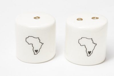vita salt- och pepparkar med en karta av Afrika och ett hjärta där Sydafrika ligger. Julklappstips 2021 för dig som gillar Sydafrika
