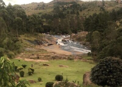 Silverstone Falls, en mur framför en hänryckande vy av ett litet vattenfall i Eswatini