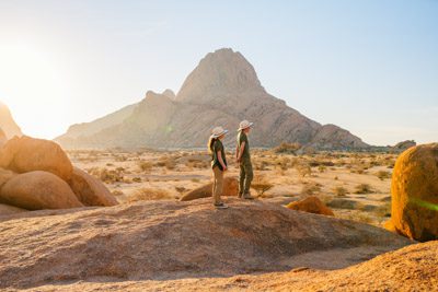 barn som hajkar på Spitzkoppe under sin resa till Namibia