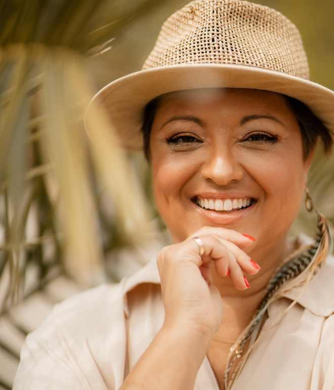 Tina Sayed Nestius har safarinhatten på och lite växtlighet framför ansiktet.