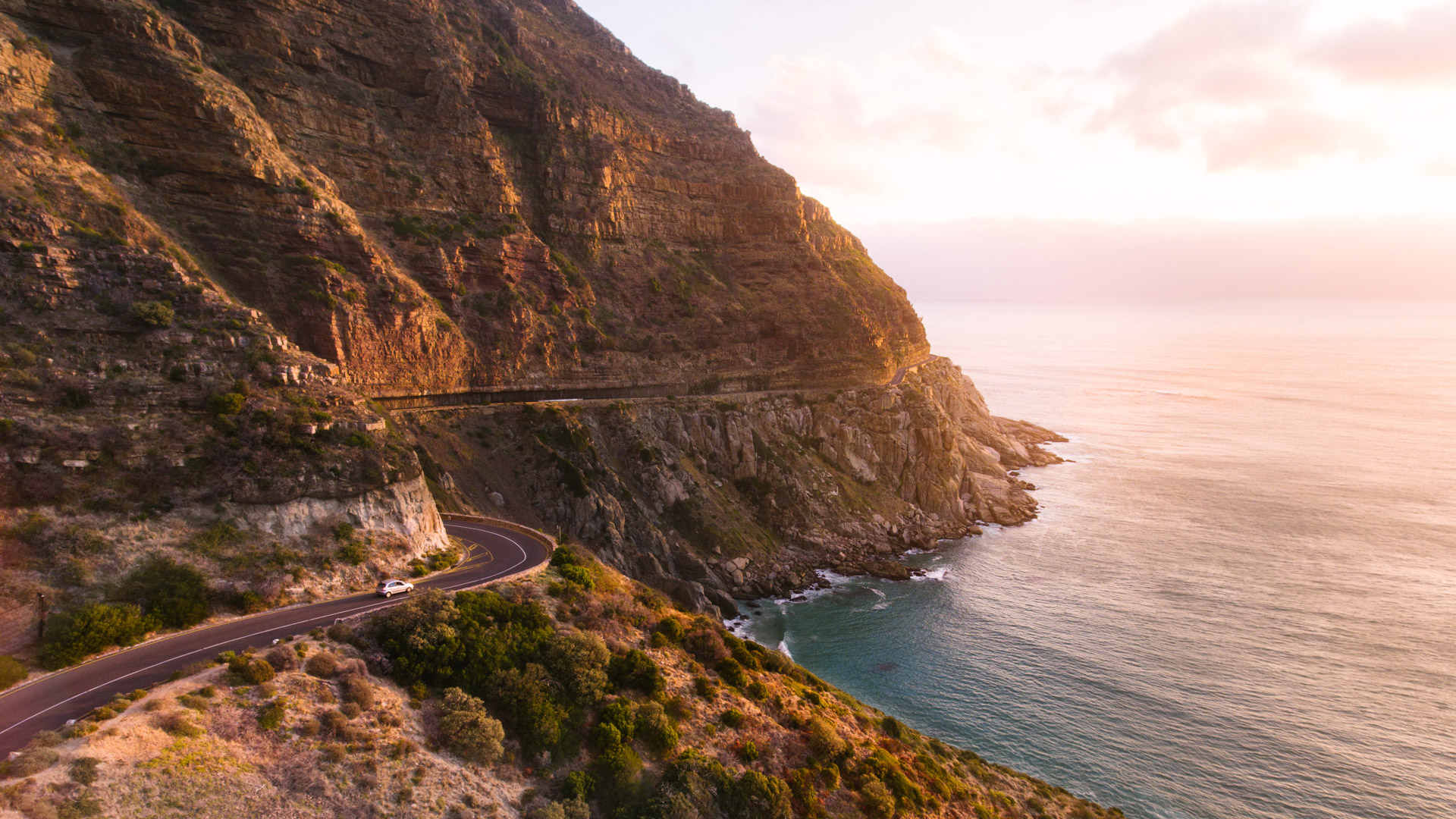 Chapmans Peak Drive, en vacker väg i Sydafrika som slingrar sig längs bergsväggar med havet intill.