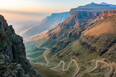 Sani Pass, bergsvägen in till Lesotho. En slingrig väg följer bergskedjan.