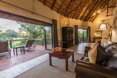 Elephant Plains i Krugerområdet, deras buffalo suite ser ut över vattenhålet