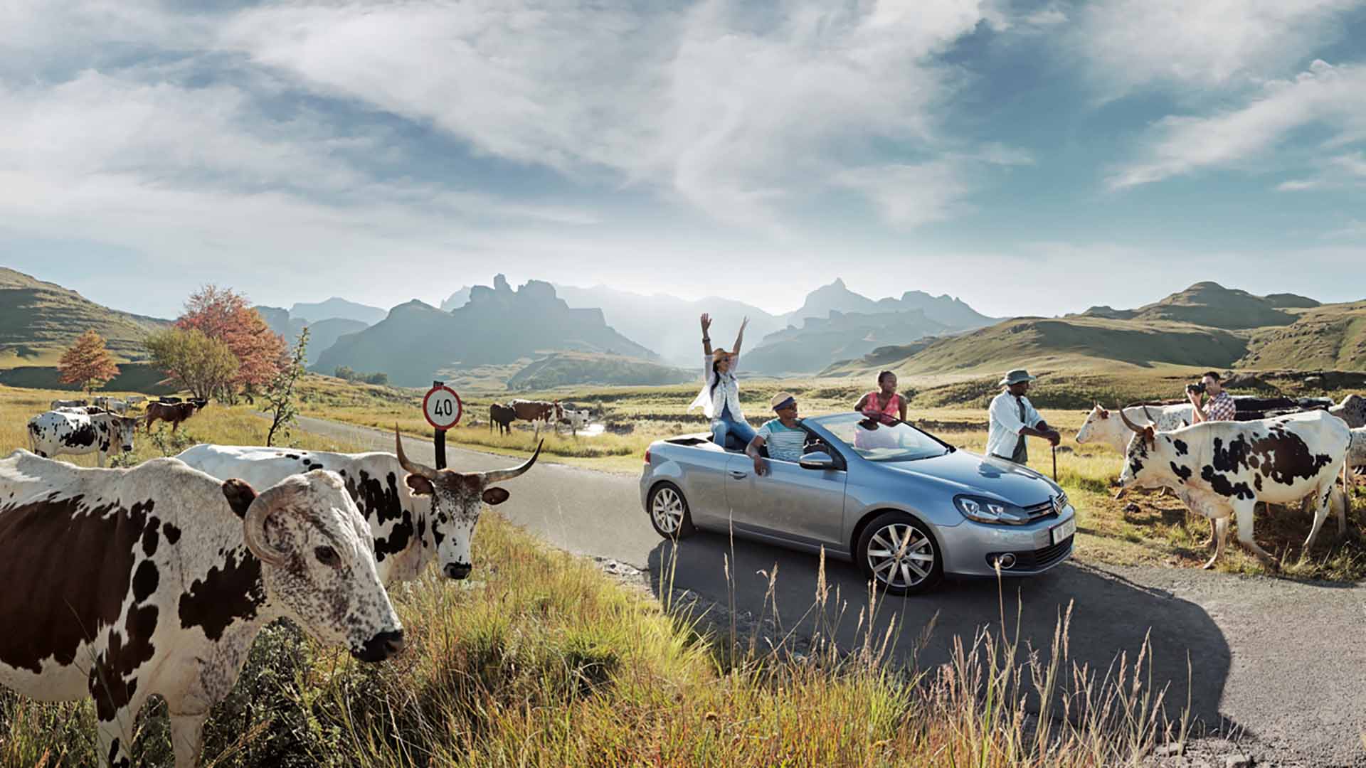 tre personer hänger ur en cabriolet i ett sydafrikanskt landskap - så kör du inte bil i Sydafrika