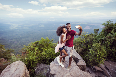 Ett par står framför Gods Window och tar en selfie.