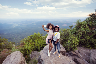 Två tjejer tar en selfie framför God's Window, en utsiktsplats på Panorama Route med vyer över Mpumalanga